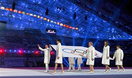 Ruské osobnosti pinesly olympijskou vlajku na slavnostní zahajovací ceremoniál...