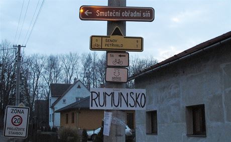 Lidé ze Zimného dolu v Orlové berou dlouhodobý stav silnic s humorem. By...