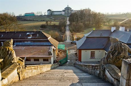 Zasteená pístavba (vlevo pod schoditm) bývalé hospody u Proly vyvolala...