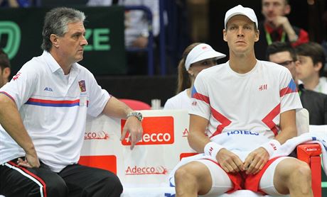 ÚSP̊NÁ DVOJICE. Jaroslav Navrátil (vlevo) a Tomá Berdych spolu dobyli v Davis Cupu mnoho úspch.