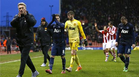 DÍKY ZA PODPORU. Trenér David Moyes tleská fanoukm Manchesteru United.