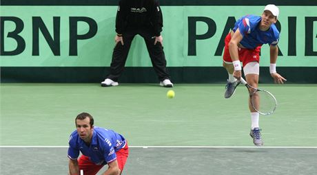 SEHRANÝ TÝM. Tomá Berdych (vpravo) a Radek tpánek dovedli eský tým k dvma triumfm v Davis Cupu. V nadcházejícím tvrtfinále bude hrát jen tpánek.