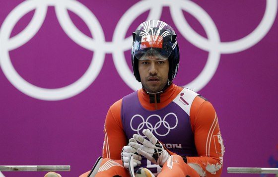 BRUNO BANANI. Olympionika z ostrova Tonga eká premiéra na zimních hrách.