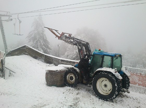Poté, co vlekaři sjezdovku zkrátili, aby se vyhnuli balíkům slámy, přistavili majitelé pozemku pod kotvy traktor. Odvezli ho až poté, co sníh roztál.