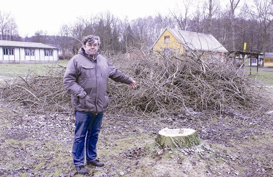 Správce majetku msta Útk Mirko Mojíek ukazuje na místo, kde díve stál