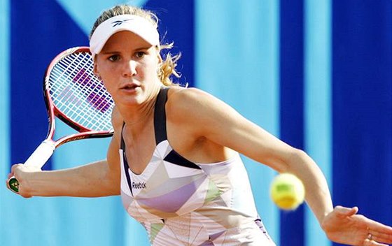 Tenistka Nicole Vaidiová pi turnaji na praské tvanici. (14. ervence 2009)