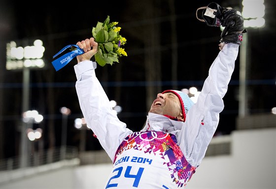 Norský biatlonista Ole Einar Bjoerndalen v závodu na 10 kilometr vybojoval své...