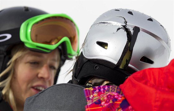 PILBA. Prasklina na helm snowboardistky árky Panochové po pádu ve druhé...