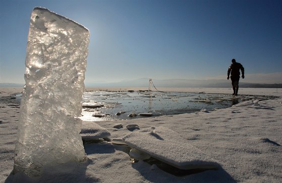 Led na Lipně má sílu zhruba 10 centimetrů. Na otevření oblíbené lipenské...