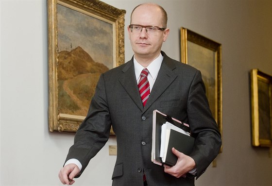 Premiér Bohuslav Sobotka pichází na jednání vlády (3. února 2014).