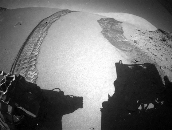 Pohled zpět z Curiosity na projetou písečnou dunu v oblasti nazvané Dingo Gap....