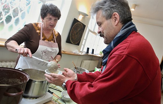 Kuchaka Marta Kondrová (na snímku) návtvníky instruovala, jak uvait...