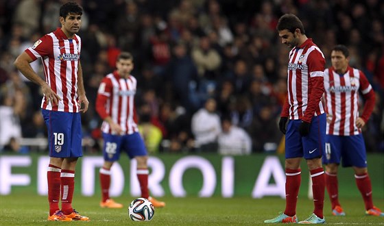 Diego Costa (vlevo) a Adrián z Atlétika Madrid poté, co jejich tým inkasoval...