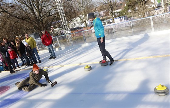 CURLING. Hodn veselo je v Olympijském parku v míst pro curling.