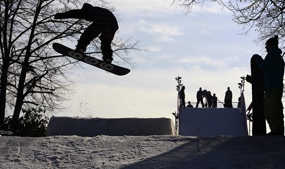 VE VZDUCHU. Co jet pevede tenhle snowboardista v Olympijský park na praské...