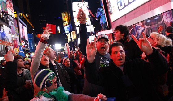 Fanouci Seattlu Seahawks slaví triumf svého týmu na Times Square v New Yorku.