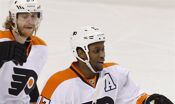 Jakub Voráek (vpravo) a Wayne Simmonds z Philadelphie po vsteleném gólu v...