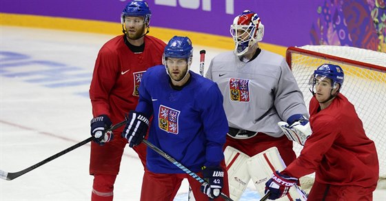 BRZY U TO VYPUKNE. etí hokejisté trénují ped startem olympijského turnaje.