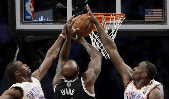 Reggie Jackson (vlevo) a Kendrick Perkins z Oklahoma City zastavují...