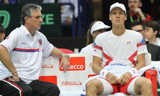 ÚSP̊NÁ DVOJICE. Jaroslav Navrátil (vlevo) a Tomá Berdych spolu dobyli v Davis Cupu mnoho úspch.