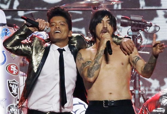 Bruno Mars a Anthony Kiedis z The Red Hot Chili Peppers pi vystoupení na...