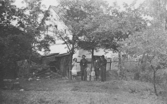 Jehlíkovi ve svém vyhnanství v Horním Fotu v roce 1954.