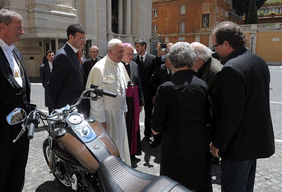 Pape Frantiek se svým motocyklem Harley-Davidson (ím, erven 2013).