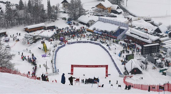 POTÍE. Organizátoi ve slovinské Kranjské Goe s snaí pipravit sjezdovku na