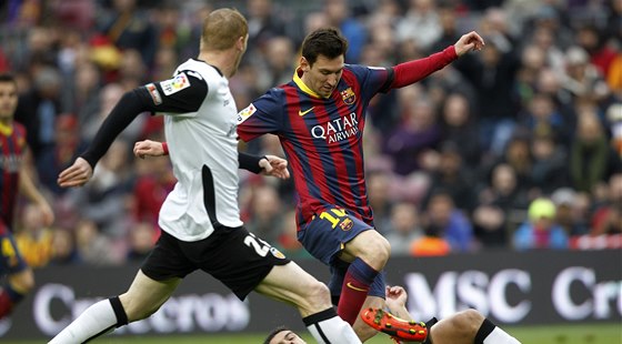 NEPROJDE. Fotbalisté Valencie si hledí barcelonské hvzdy Lionela Messiho.