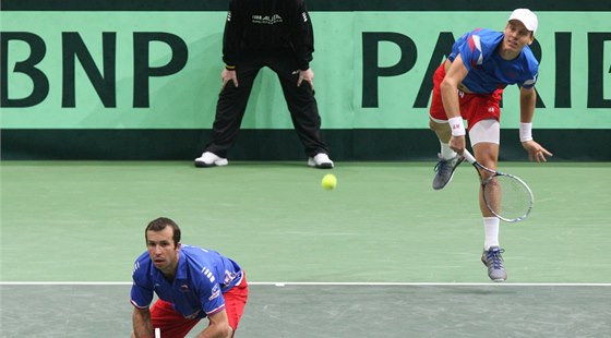 SEHRANÝ TÝM. Tomá Berdych (vpravo) a Radek tpánek dovedli eský tým k dvma triumfm v Davis Cupu. V nadcházejícím tvrtfinále bude hrát jen tpánek.