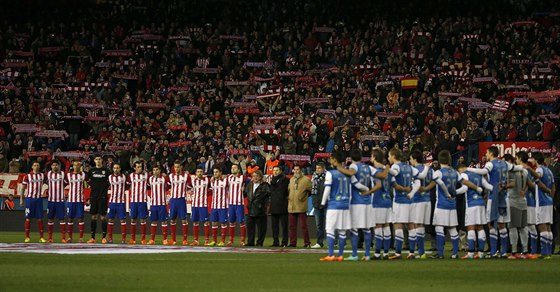 ROZLOUENÍ. Fotbalisté Atlétika Madrid a San Sebastianu uctívají památku...