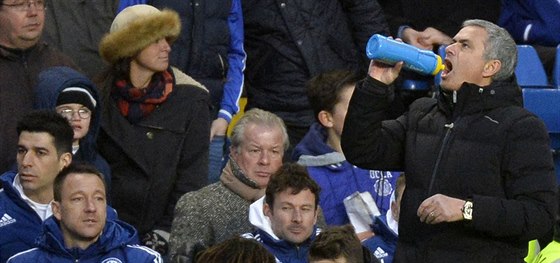 I TRENÉR MÁ ÍZE. José Mourinho, kou Chelsea, bhem zápasu s Newcastlem.
