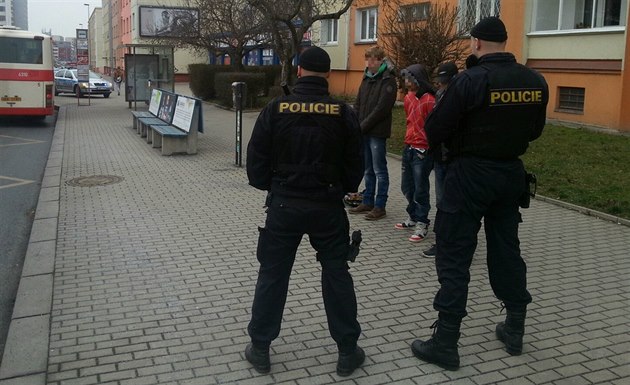 Policie zadrela mladíky, kteí oloupili teenagera o mobilní telefon. S...