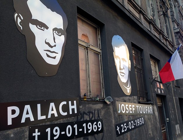Nepovolený památník Jana Palacha a Josefa Toufara v Legerově ulici