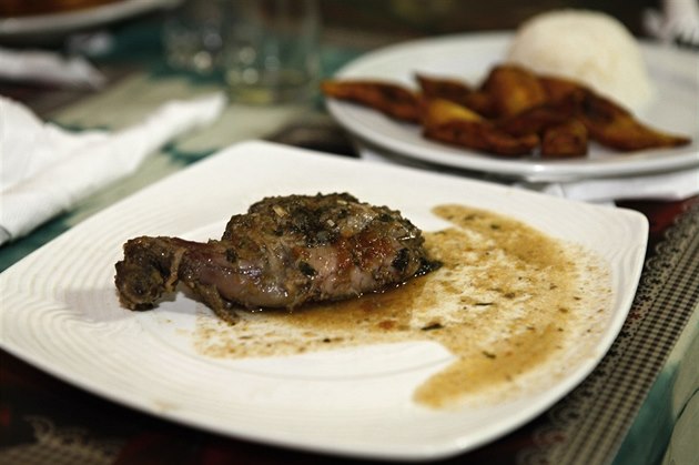 Takto servírují maso pralesní krysy v restauraci Les feuilles vertes v...