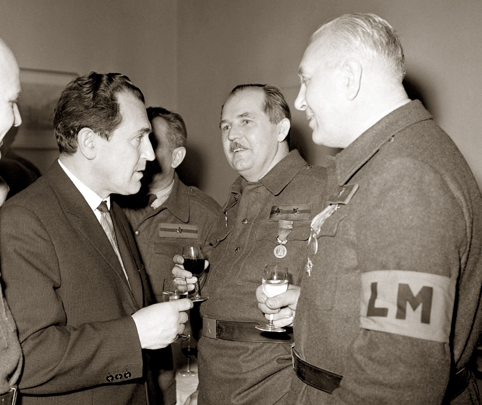 1968. Vasil Bi�ak p�i rozhovoru s p�íslu�níky Lidových milicí p�i oslav� 20....