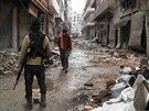Opoziní bojovníci v ulicích obleeného Homsu (1. února 2014)