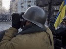 Demonstranti v Kyjev steí policejní kordony (6. února 2014)