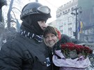 Rudé růže pro revoluci. Půvabná Ukrajinka přišla na barikády vyjádřit podporu...