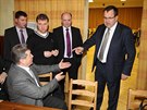 Ministr prmyslu Jan Mládek (vpravo) debatuje s obany Dobrovíze o plánované