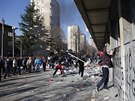 Protestující demolují vládní budovu v Tuzle (7. února 2014)