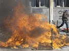 Ohe zapálený demonstranty ped vládní budovou v Tuzle (7. února 2014)