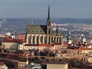 NEJVYÍ Z BRNA. Pohled z mrakodrapu Tower B na katedrálu na Petrov.