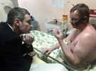 Opoziní pedák Vitalij Kliko hovoí v kyjevské nemocnici s aktivistou Dmytro...