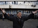 Mu v bosenské Tuzle se obrací k demonstrantm, aby pestali házet kameny na...