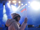 Jekatrina Sazonová s ruskou vlajkou eká na zaátek zahajovacího ceremoniálu...