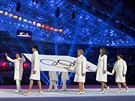 Ruské osobnosti pinesly olympijskou vlajku na slavnostní zahajovací ceremoniál...