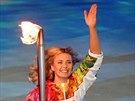 Ruská tenistka Maria arapovová vbíhá s hoící pochodní na olympijský stadion v...
