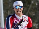 Norka Marit Björgenová se raduje z vítzství v enském skiatlonu na 15...
