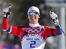 Norka Marit Björgenová se raduje z vítzství v enském skiatlonu na 15...